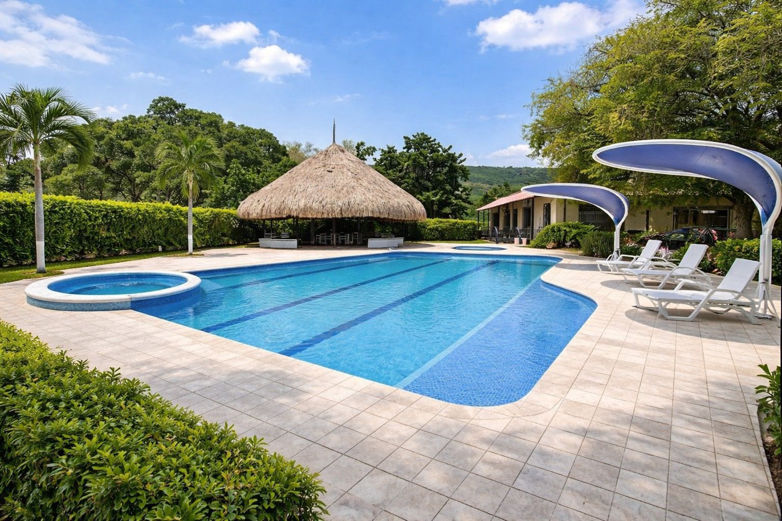 Piscina y zonas verdes del Condominio Campestre La Victoria